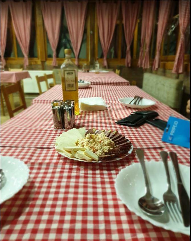 Bed and Breakfast Domacinstvo Kod Gere Crni Vrh Exterior foto